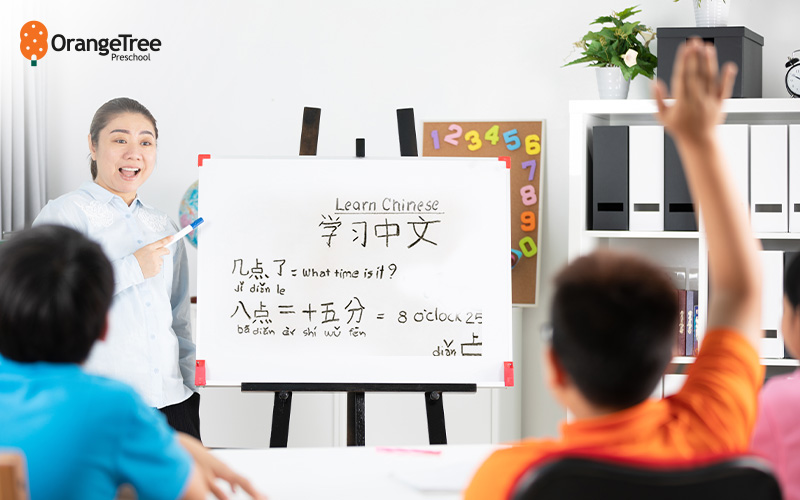 teacher teaching both Chinese and English in class